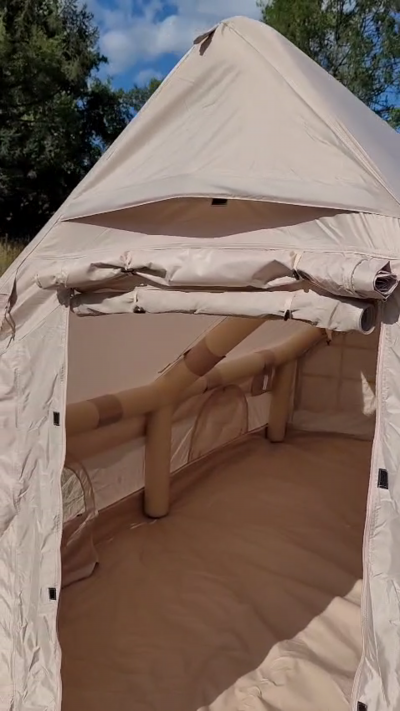 Бежевая надувная палатка для кемпинга